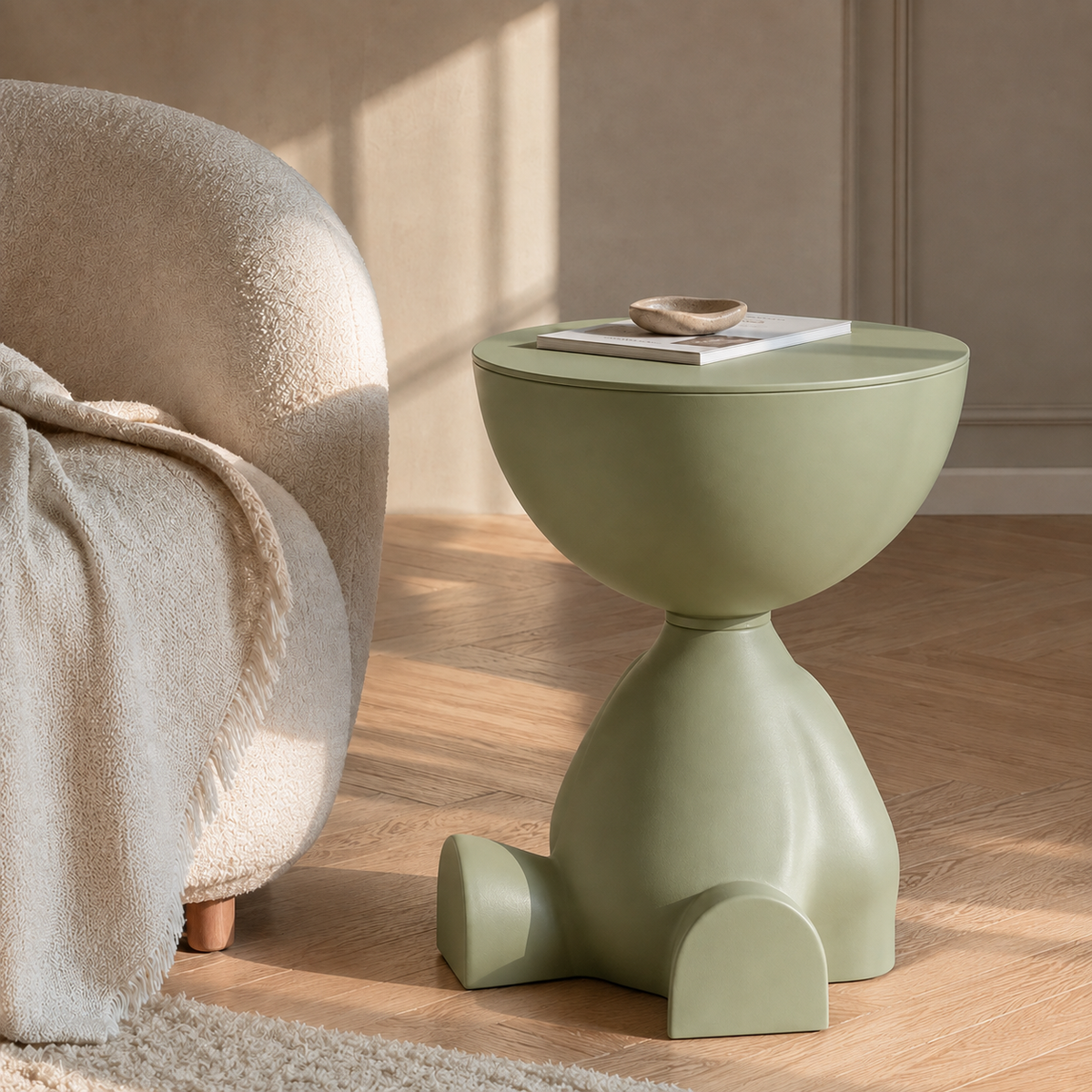 Table d'Appoint Ronde Plastique Vert Sauge Forme Sculpturale, Décorée d'un Livre et Coupelle, Salon Bohème Lumineux | VariaHome