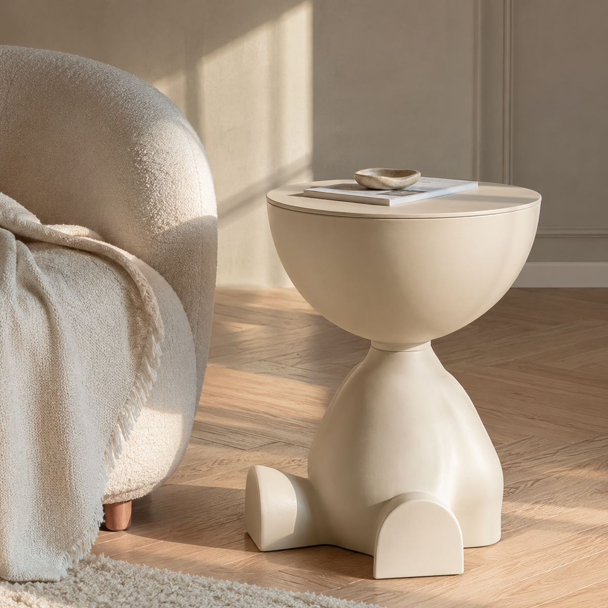 Table d'Appoint Ronde Plastique Blanc Cassé Forme Sculpturale, Décorée d'un Livre et Coupelle, Salon Bohème Lumineux | VariaHome