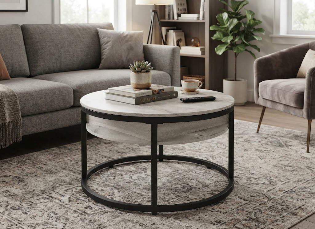 Table basse ronde effet marbre blanc posée dans un salon moderne avec canapé gris, plateau fermé — VariaHome